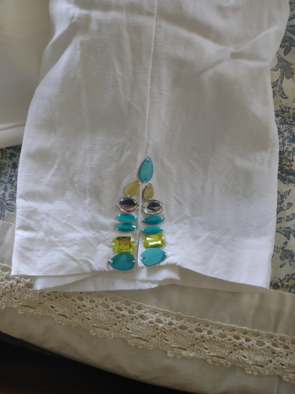 Ruby Rd. White Capris - Picture 3 of 3